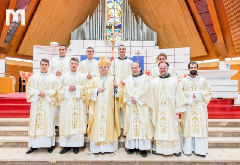 sveti red đakonata primila su osmorica kandidata - Đakonsko ređenje u mostarskoj katedrali